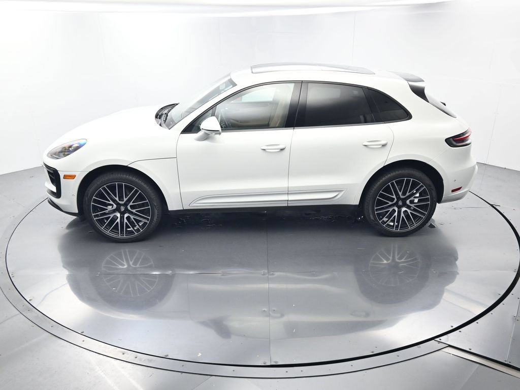 Certified 2024 Porsche Macan AWD/4WD image 35