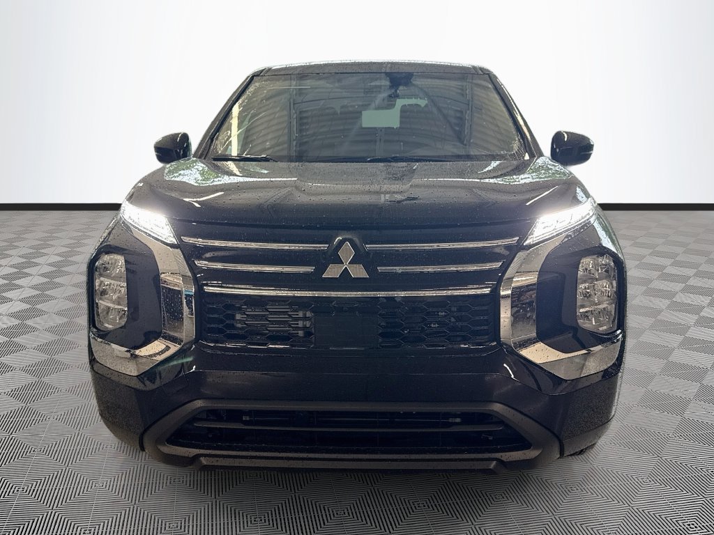 New 2026 Mitsubishi Outlander ES FWD image 2