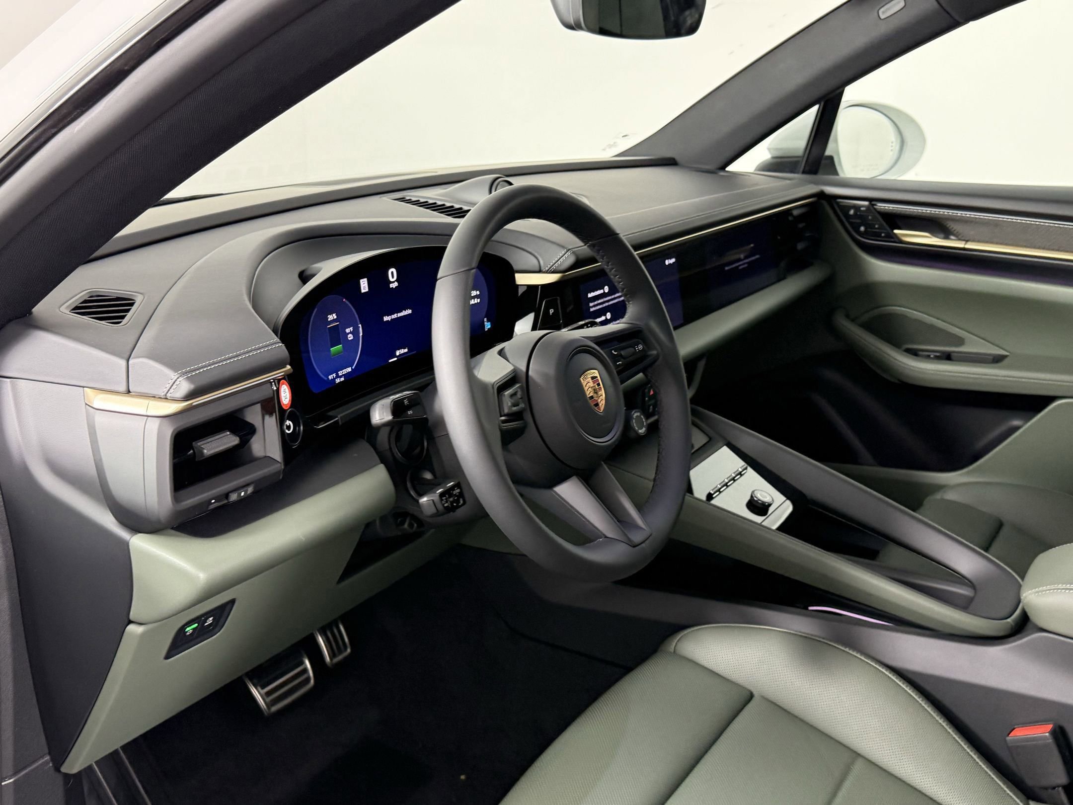 Certified 2025 Porsche Macan 4S Electric AWD/4WD image 4