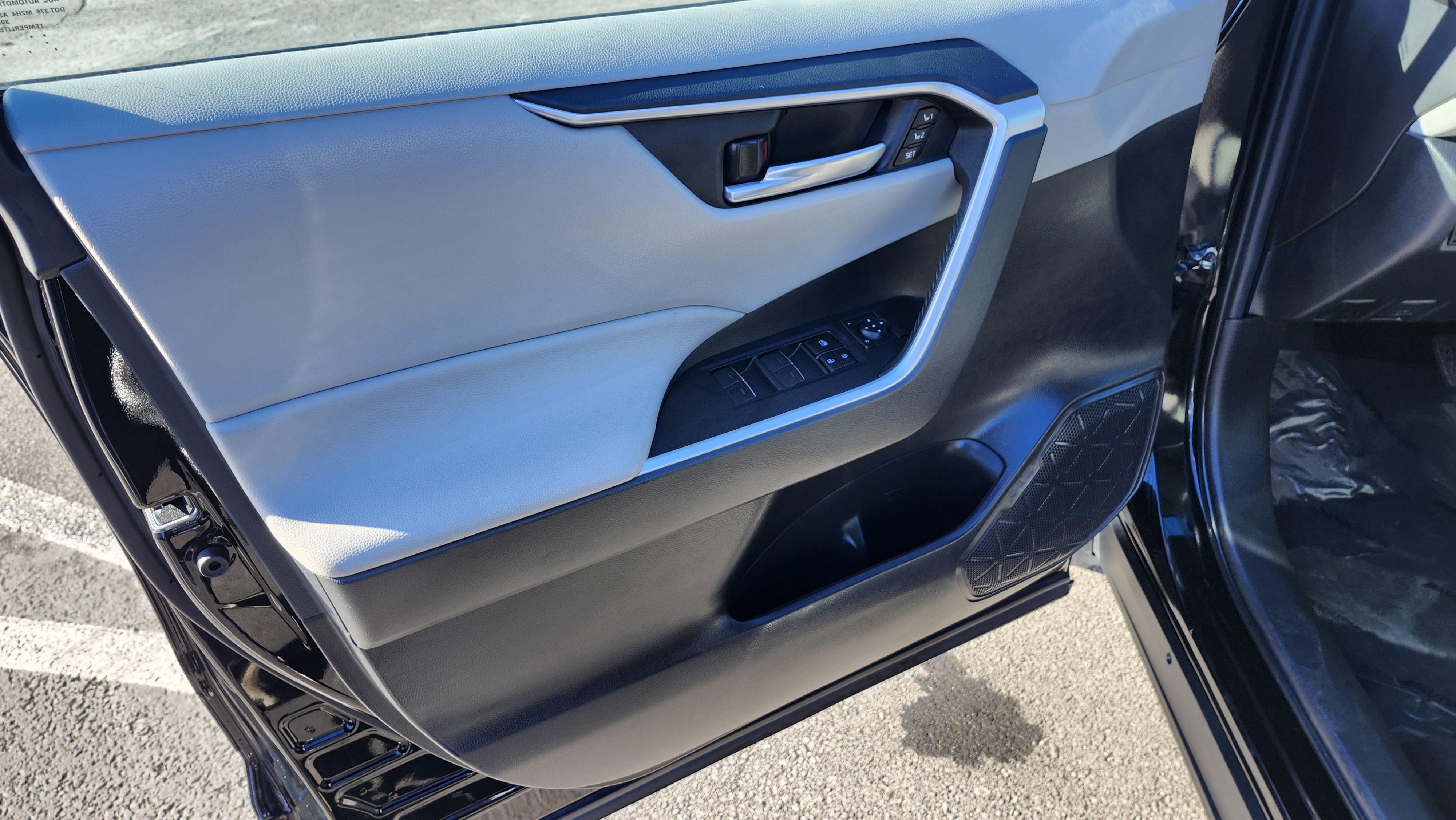 Used 2023 Toyota RAV4 XLE Premium image 28