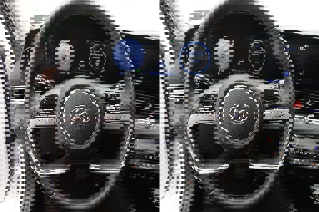 Used 2023 Hyundai Elantra Limited image 17