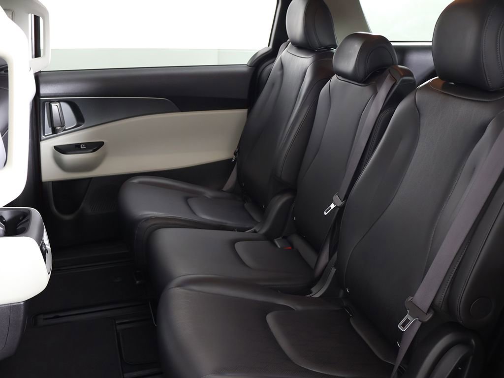 Used 2023 Kia Carnival LX image 34