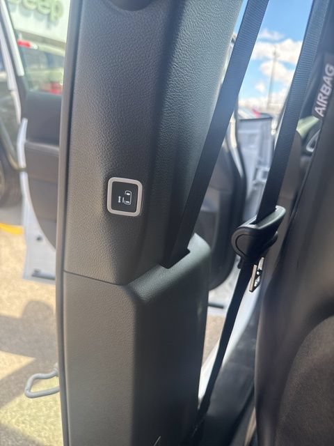 Used 2026 Chrysler Pacifica Select FWD image 26