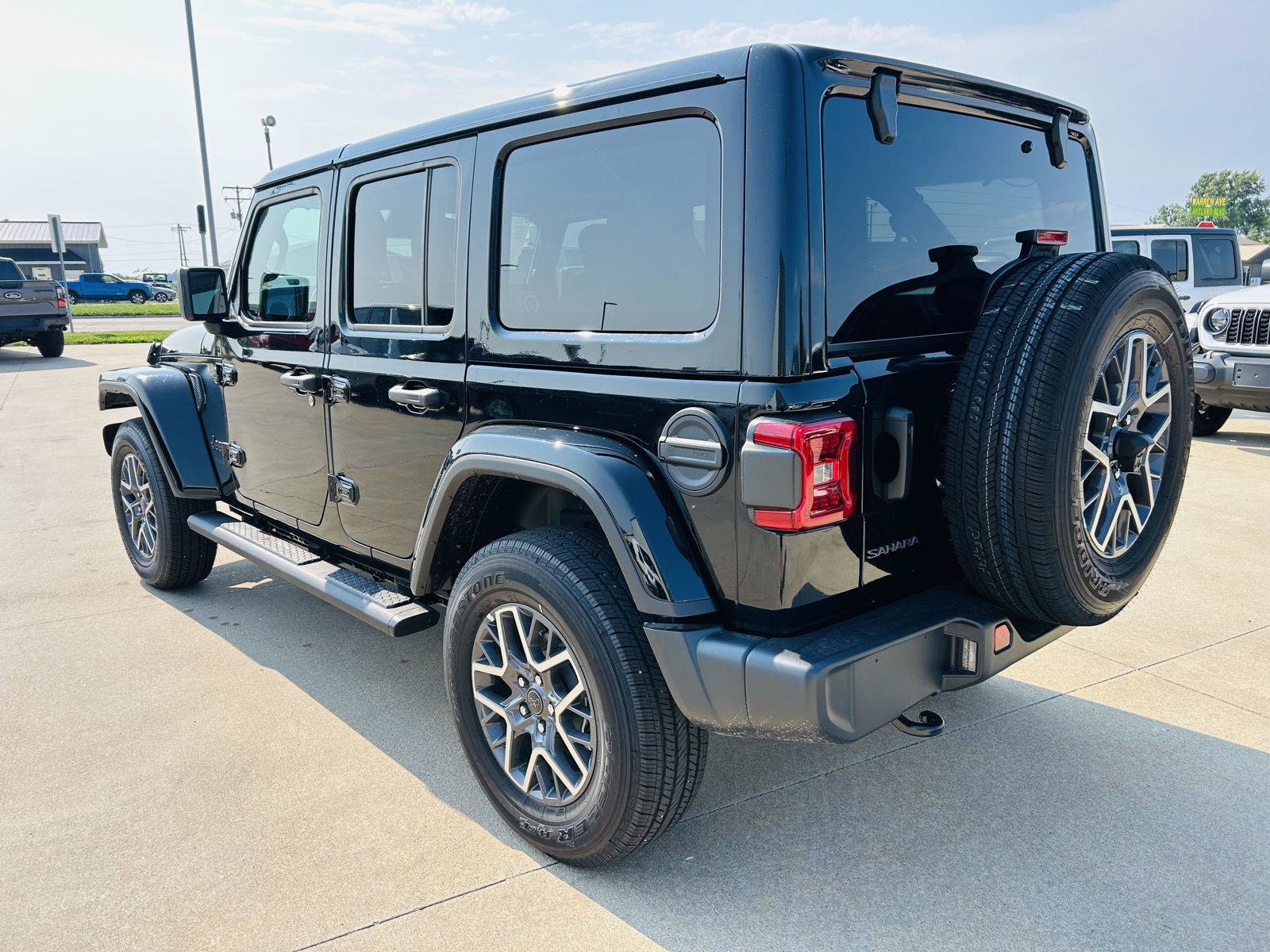 New 2026 Jeep Wrangler Unlimited Sahara w/ Technology Group AWD/4WD image 36