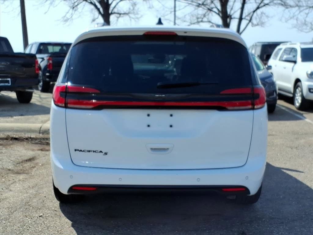 Used 2024 Chrysler Pacifica Touring-L w/ S Appearance Package image 4