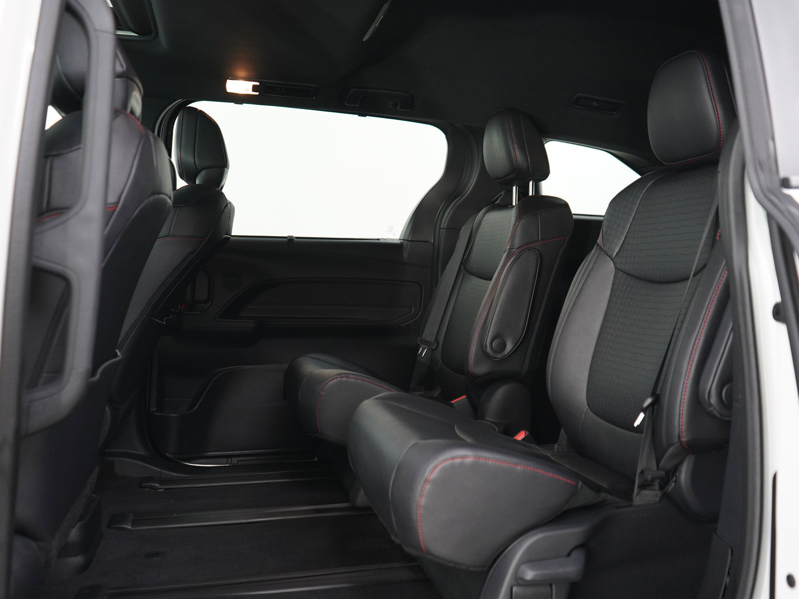 Used 2025 Toyota Sienna XSE AWD/4WD image 19