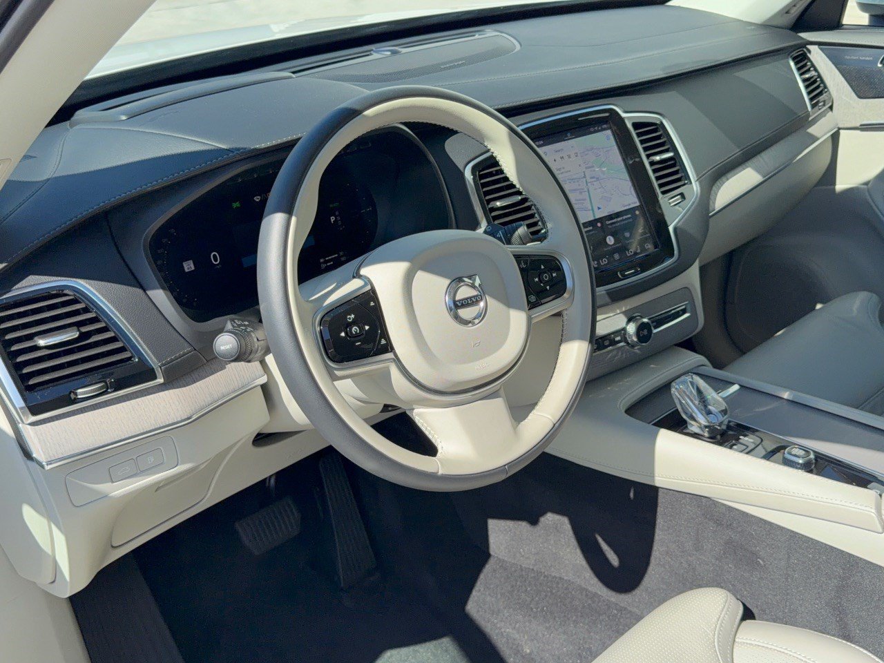 Certified 2025 Volvo XC90 T8 Ultra w/ Protection Package Premier AWD/4WD image 4