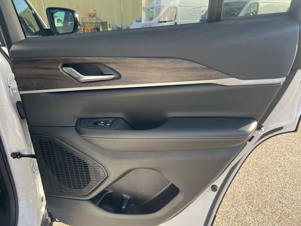 New 2026 Jeep Grand Cherokee Altitude image 12