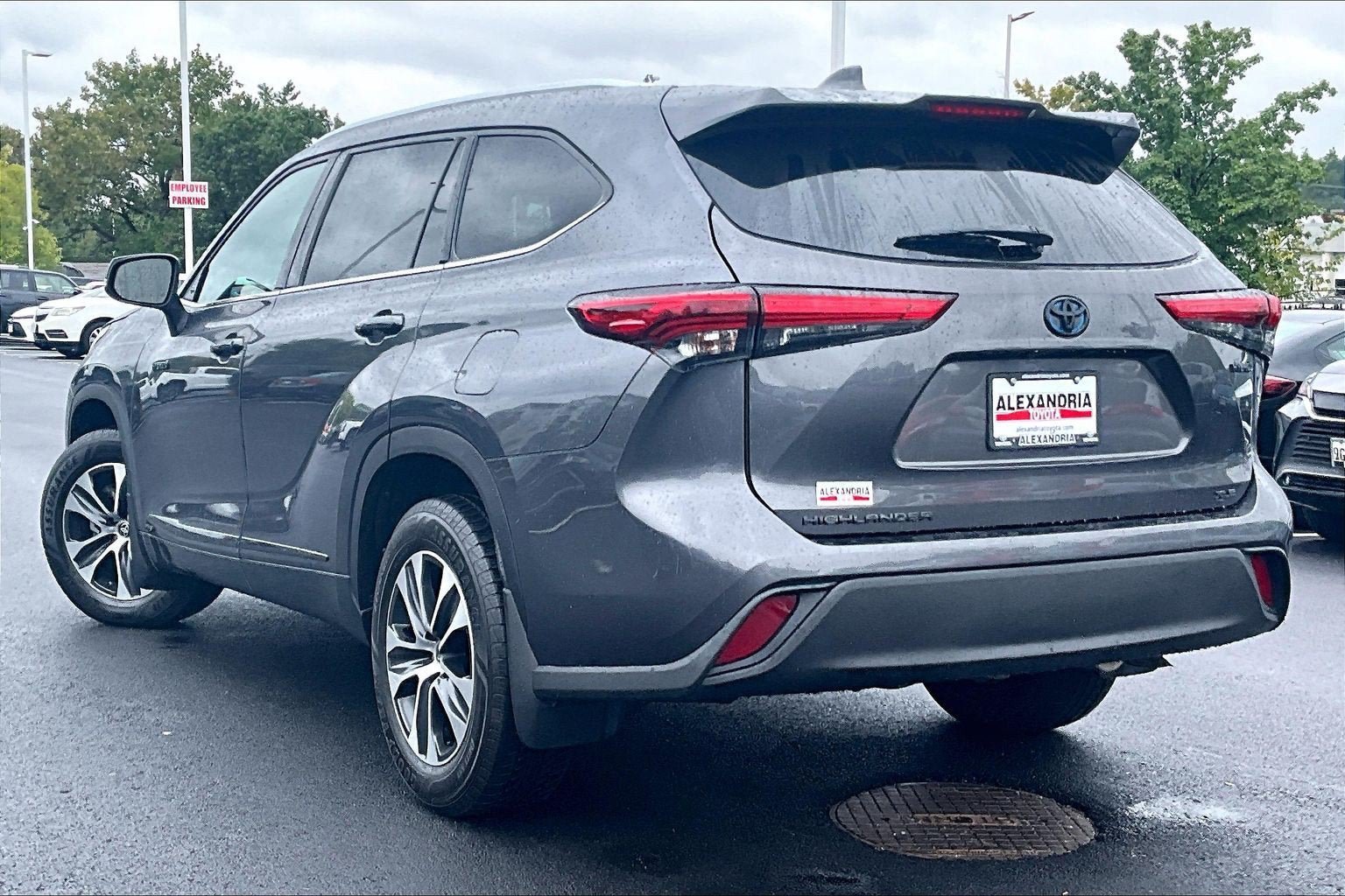 Used 2021 Toyota Highlander XLE AWD/4WD image 11