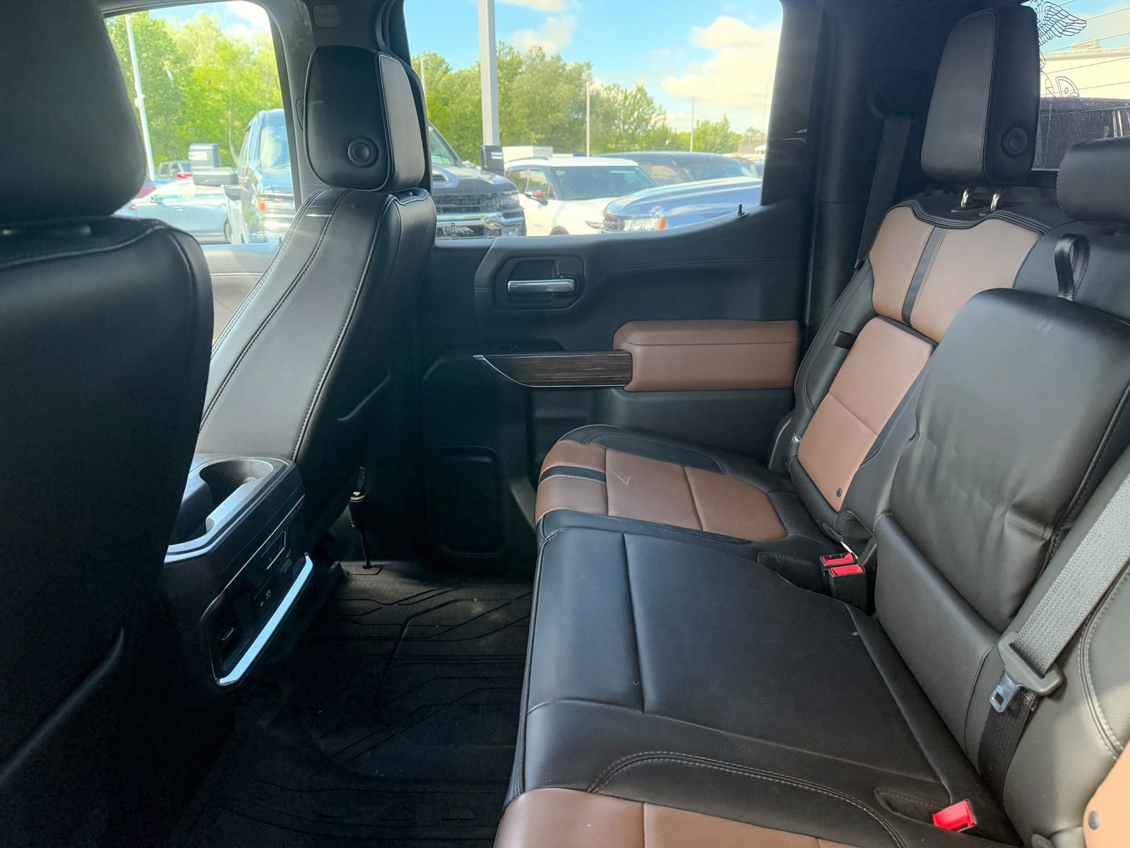 Used 2019 Chevrolet Silverado 1500 High Country w/ Technology Package AWD/4WD image 8