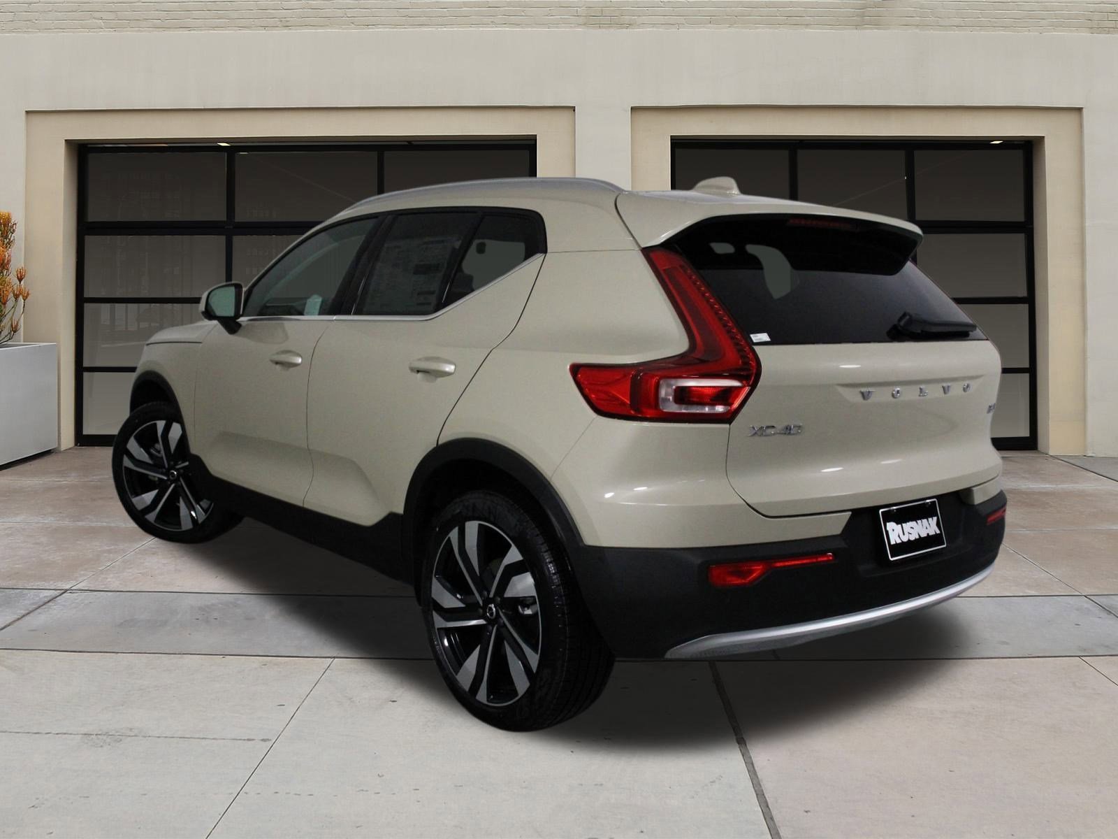 New 2025 Volvo XC40 B5 Ultra w/ Climate Package image 3