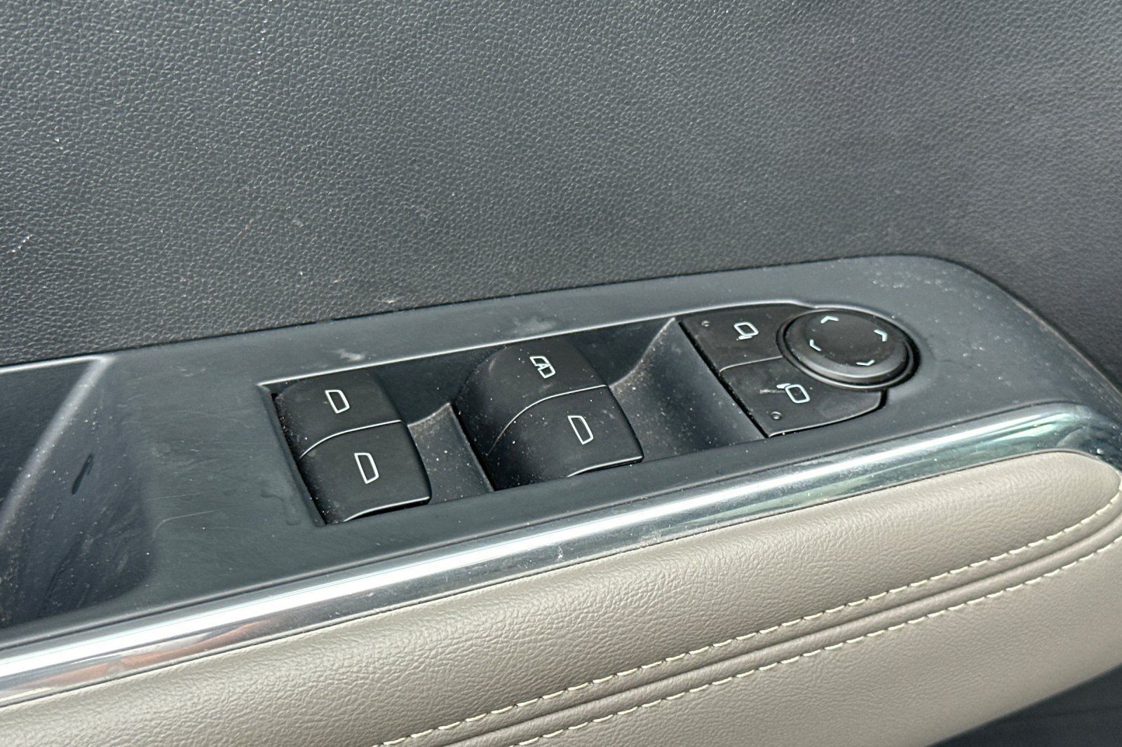 Used 2026 GMC Acadia Elevation w/ Elevation Premium Package FWD image 12