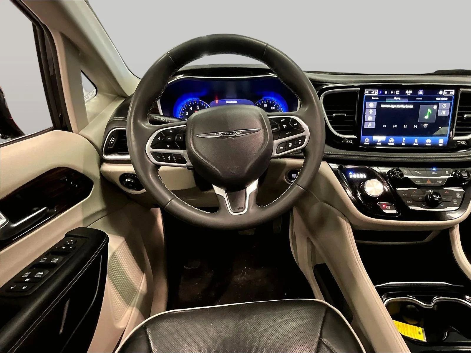 Used 2023 Chrysler Pacifica Limited image 5