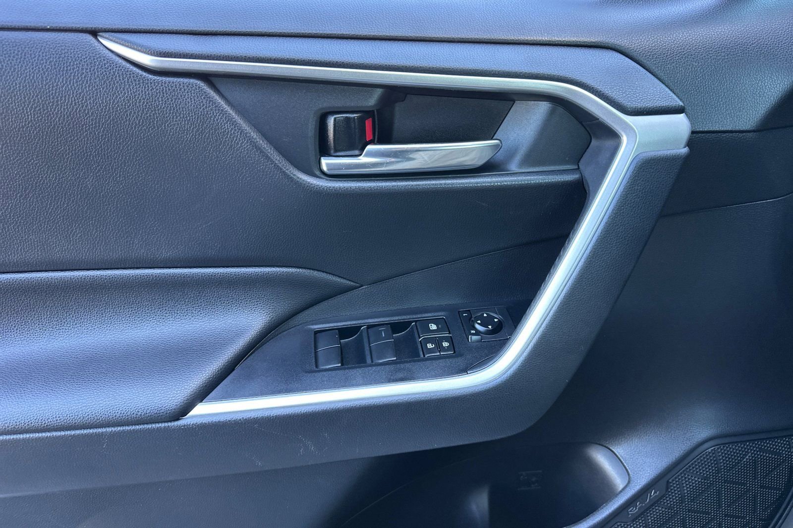 Used 2020 Toyota RAV4 XLE w/ XLE Grade Weather Package image 8