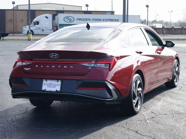Used 2025 Hyundai Elantra SEL image 19