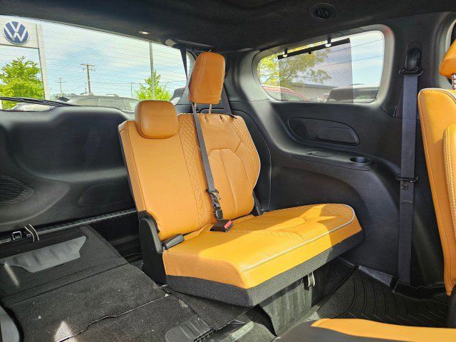 Certified 2023 Chrysler Pacifica Pinnacle FWD image 13