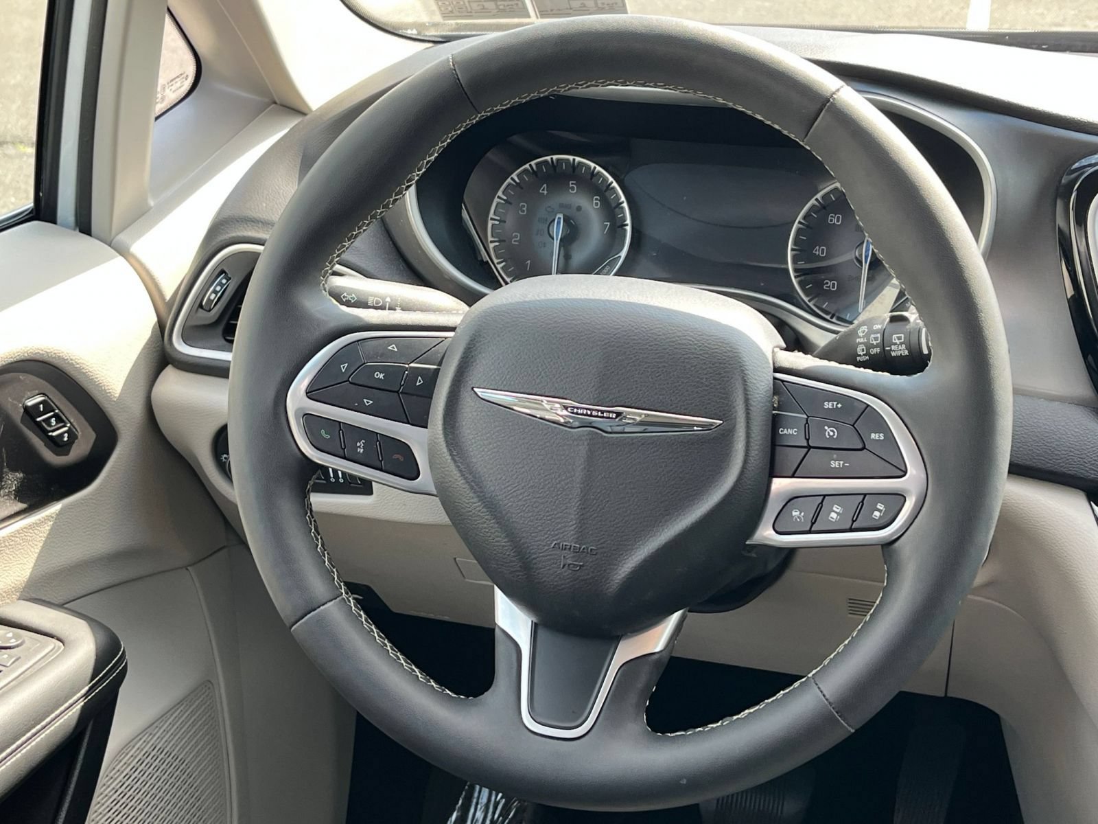 Used 2024 Chrysler Pacifica Touring-L FWD image 25