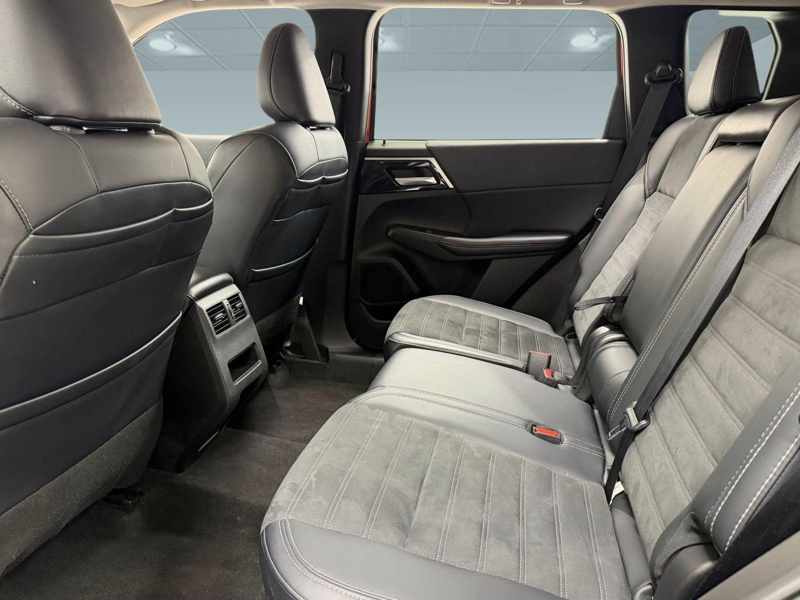 Used 2024 Mitsubishi Outlander SE AWD/4WD image 23