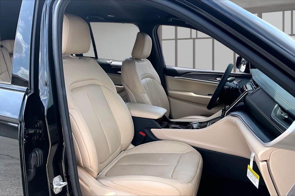 Used 2023 Jeep Grand Cherokee Limited w/ Luxury Tech Group II RWD image 27