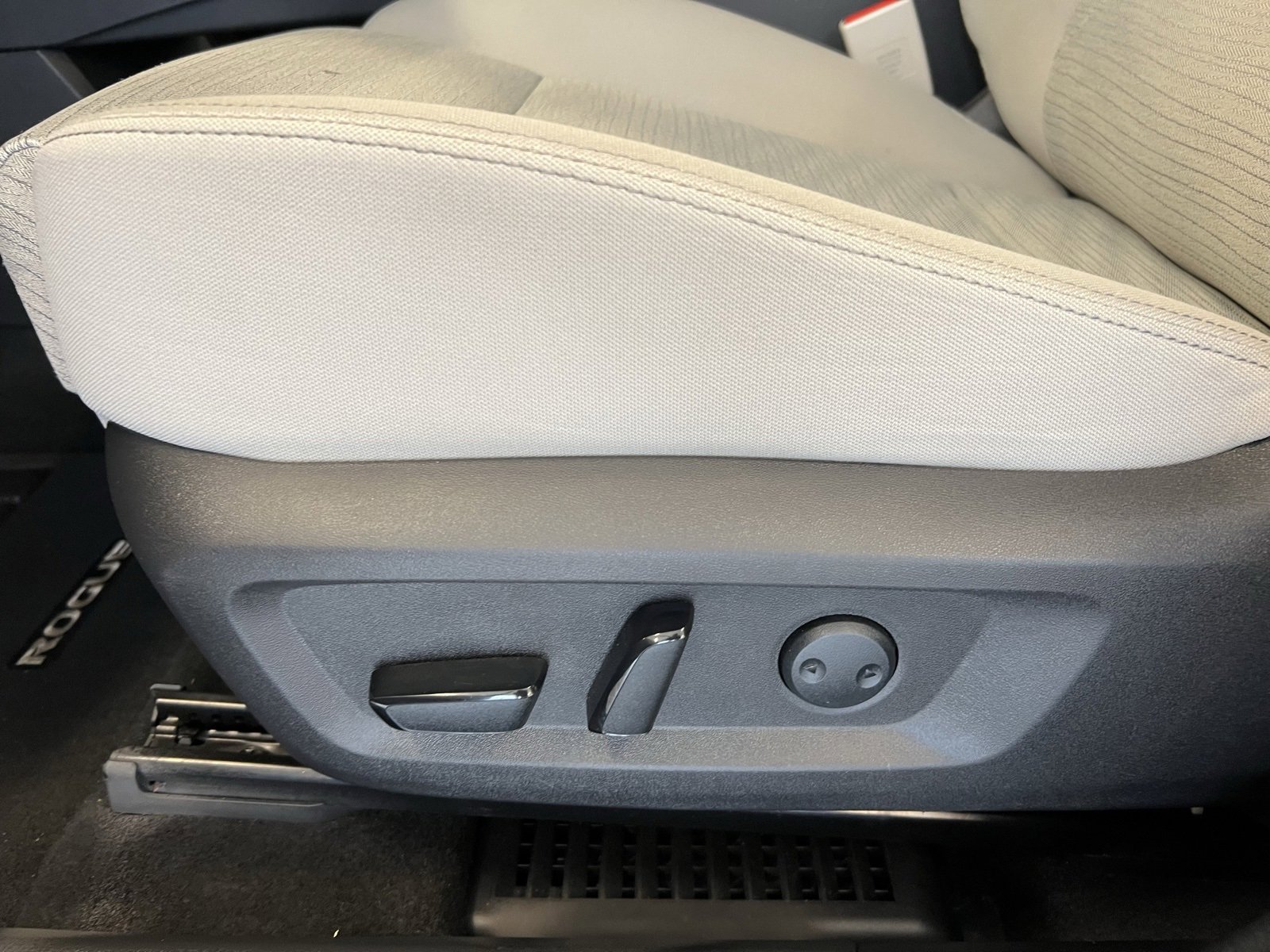 Used 2023 Nissan Rogue SV image 30