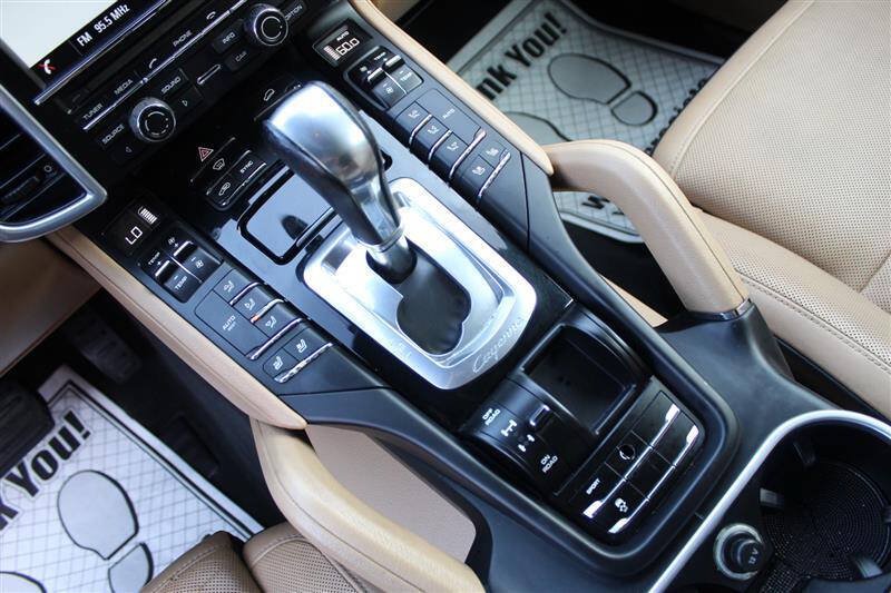 Used 2016 Porsche Cayenne w/ Premium Package AWD/4WD image 19