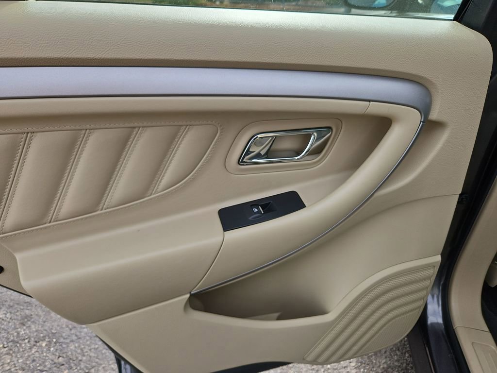 Used 2017 Ford Taurus SE image 25