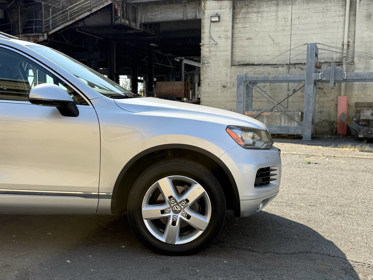 Used 2012 Volkswagen Touareg Sport image 53