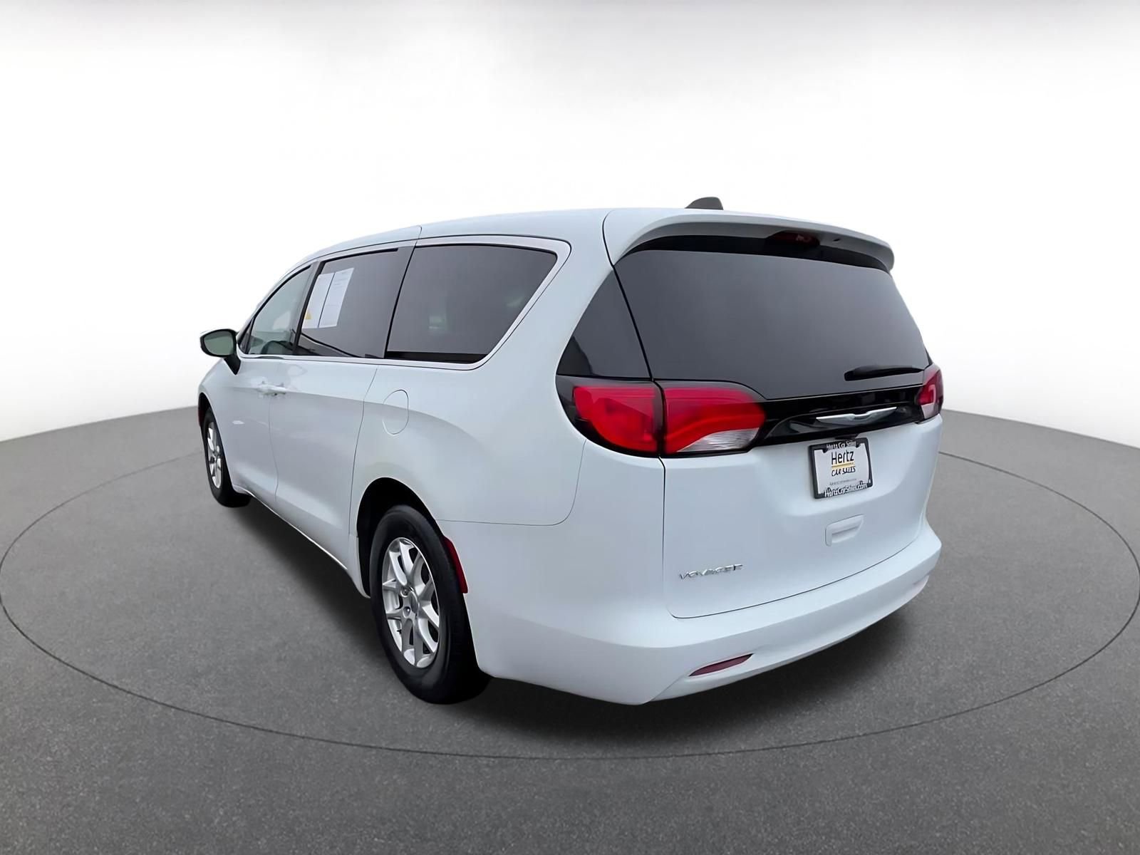 Used 2023 Chrysler Voyager LX image 11