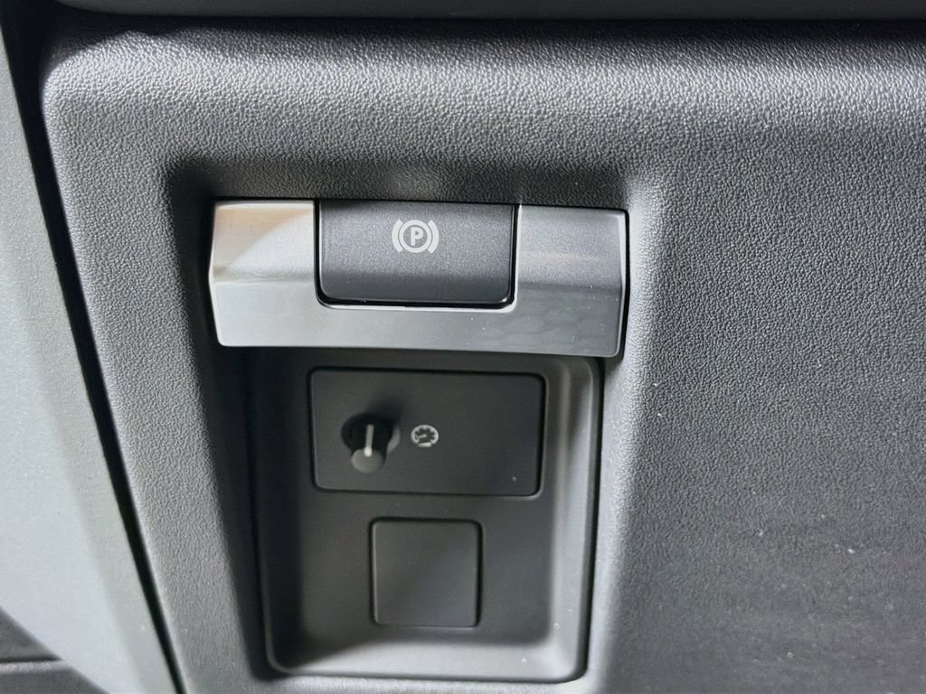 New 2026 Land Rover Defender 110 X-Dynamic SE AWD/4WD image 10