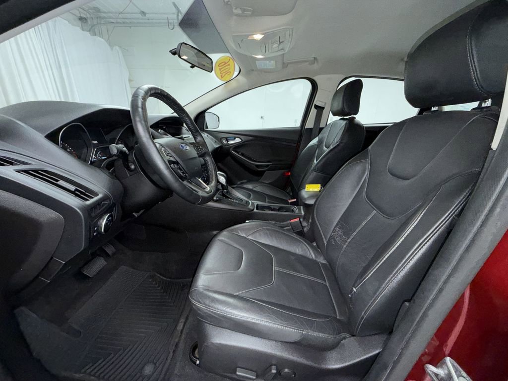 Used 2016 Ford Focus SE w/ Equipment Group 201A FWD image 12
