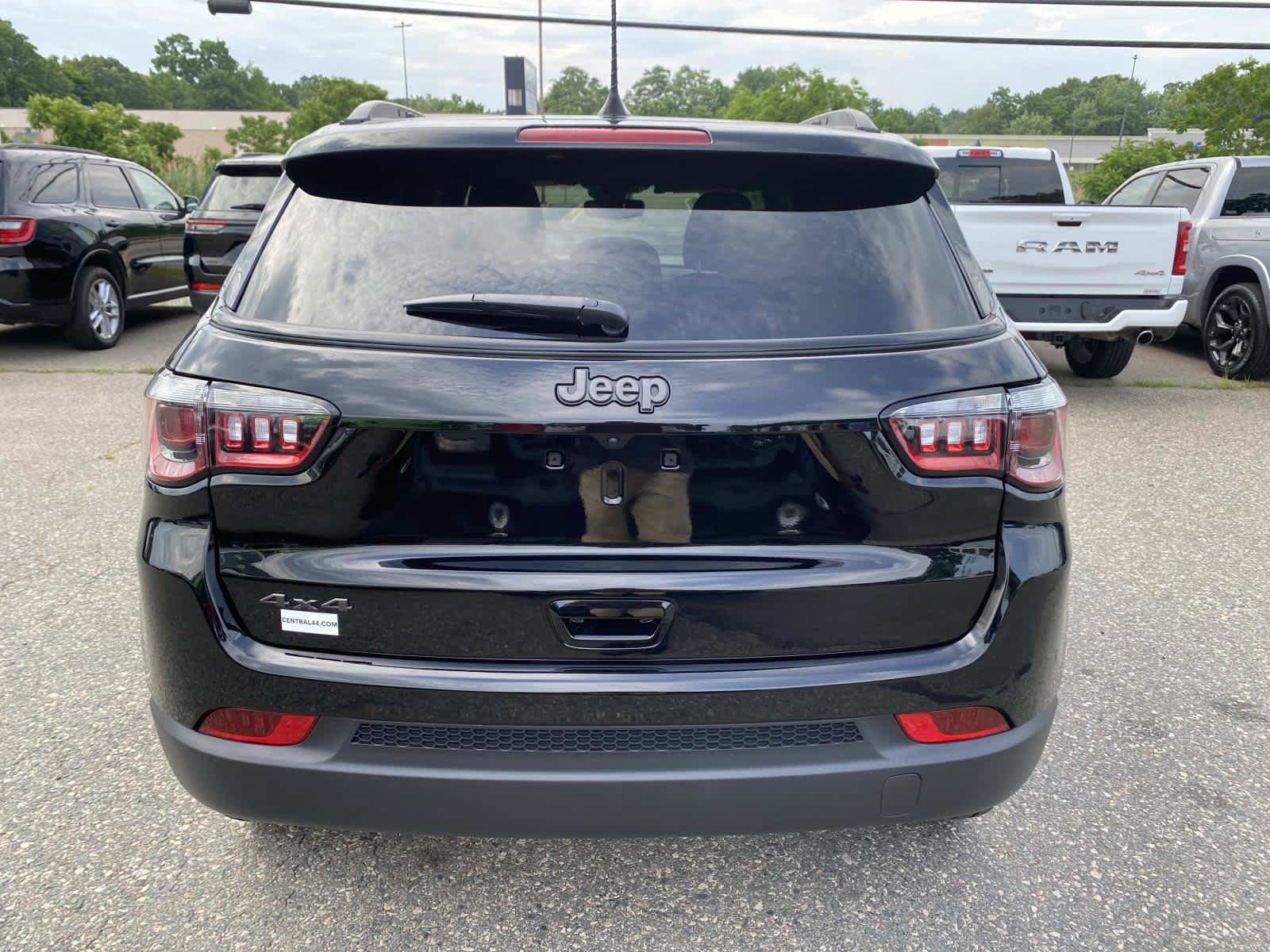 Used 2026 Jeep Compass Latitude AWD/4WD image 4