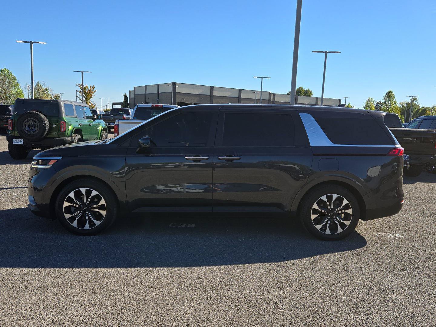 Used 2024 Kia Carnival EX FWD image 4