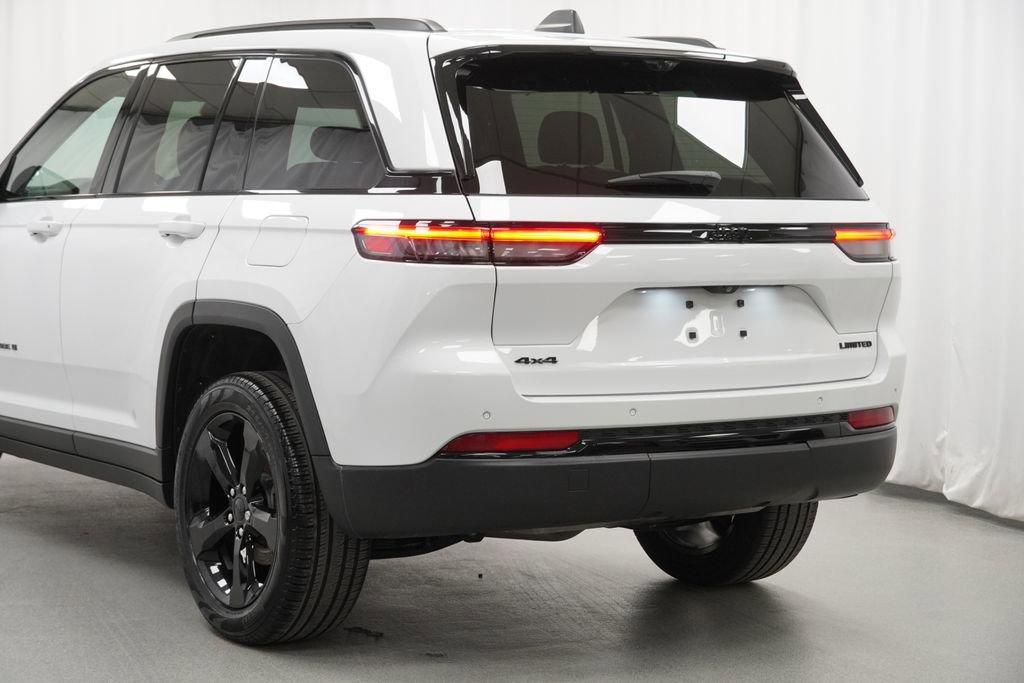 Certified 2023 Jeep Grand Cherokee Limited w/ Luxury Tech Group II AWD/4WD image 13