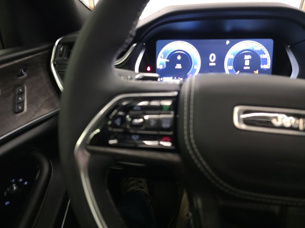 Used 2024 Jeep Grand Cherokee Overland w/ Luxury Tech Group IV image 13