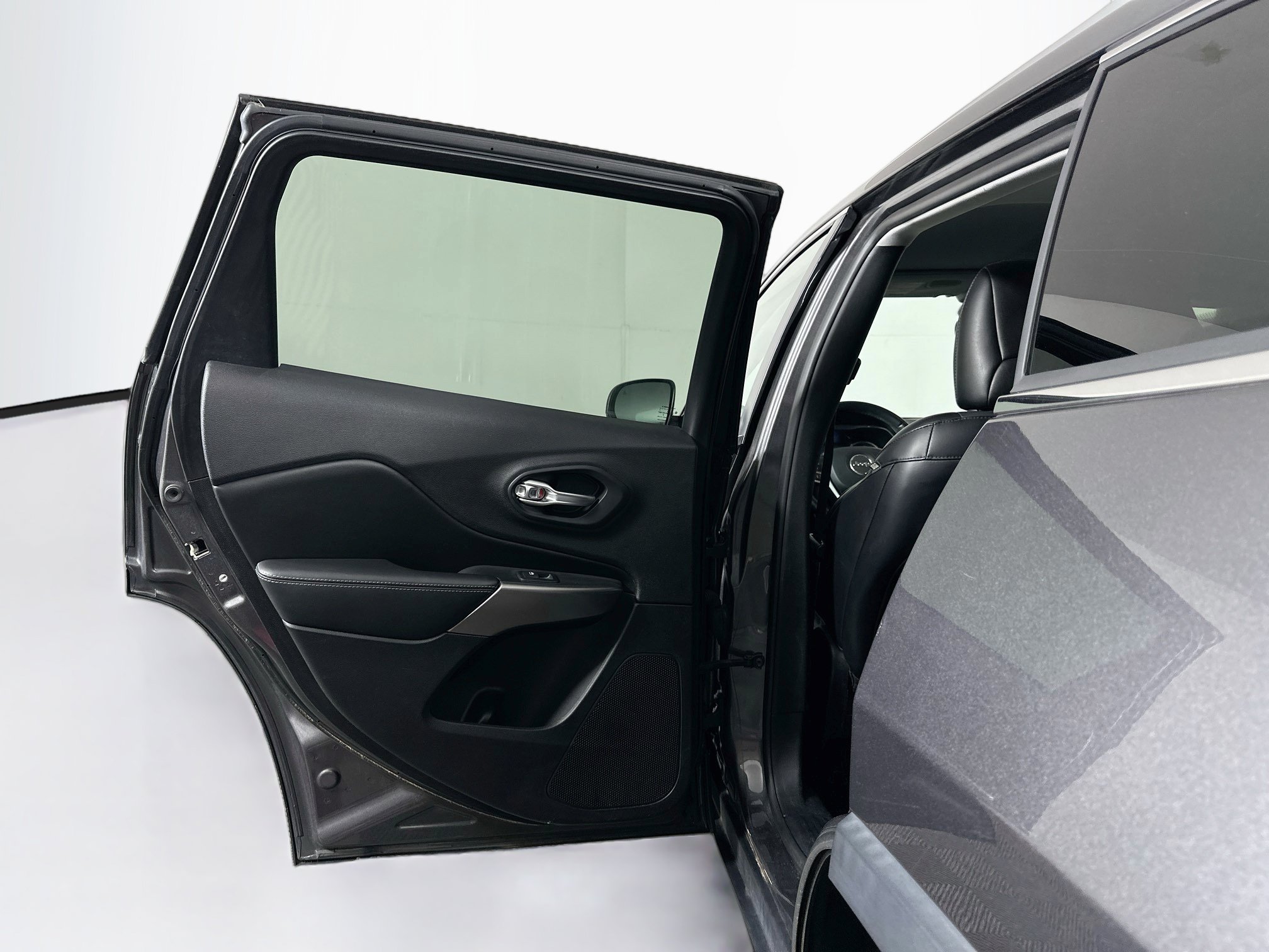 Used 2019 Jeep Cherokee Limited FWD image 25