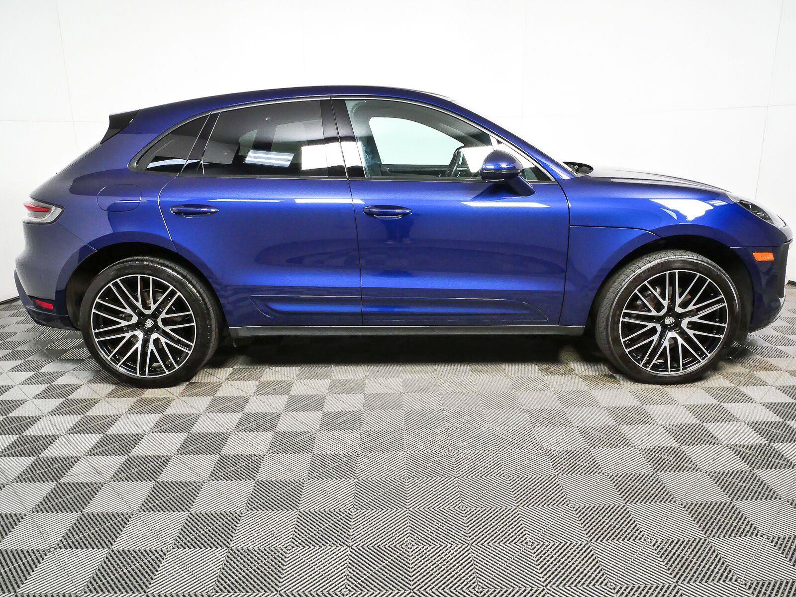Used 2025 Porsche Macan Turbo AWD/4WD image 3