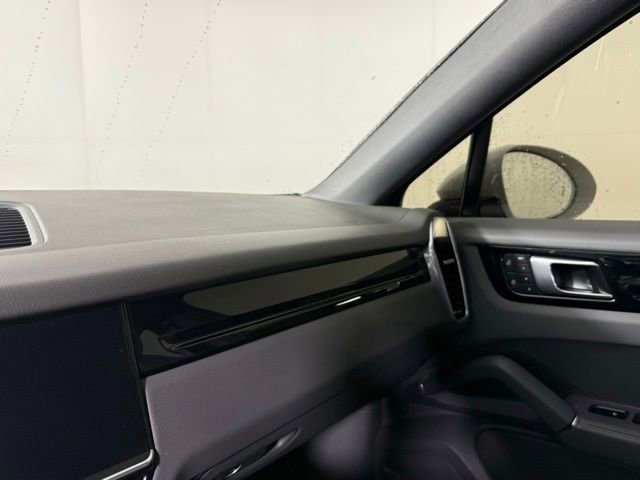 Used 2023 Porsche Cayenne Platinum Edition image 16