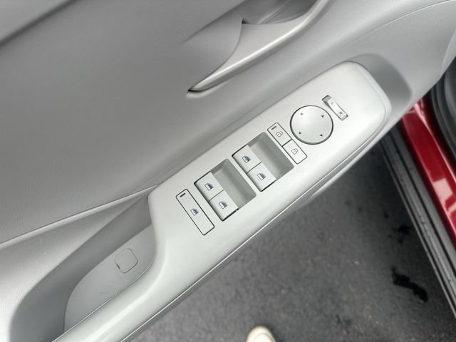Used 2025 Hyundai Kona SEL AWD/4WD image 17