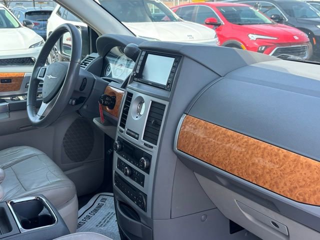 Used 2009 Chrysler Town & Country Limited w/ Entertainment Group #3 image 14
