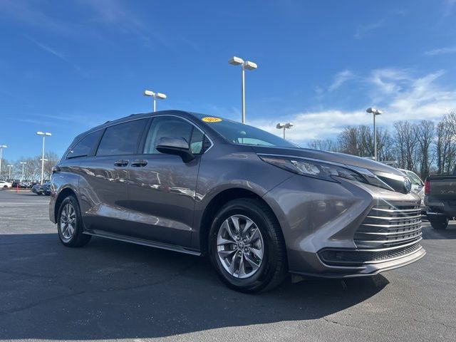 Used 2024 Toyota Sienna LE image 3