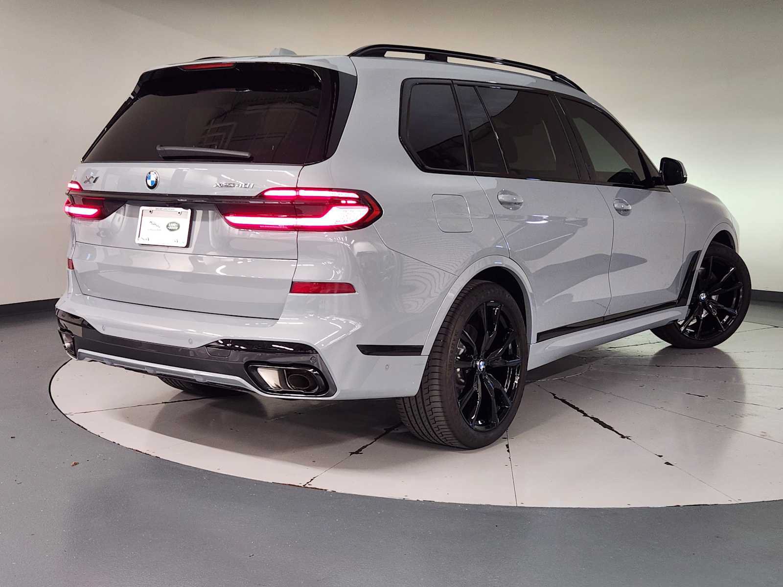 Used 2026 BMW X7 xDrive40i w/ M Sport Package AWD/4WD image 2