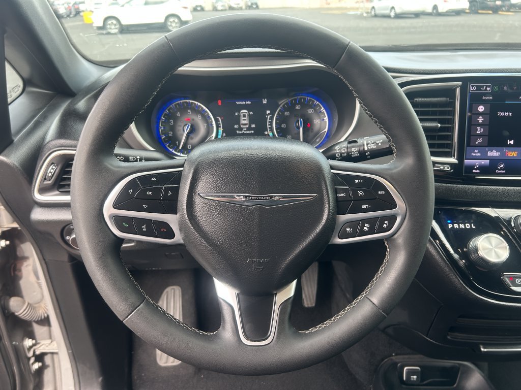 Used 2025 Chrysler Pacifica Select FWD image 20