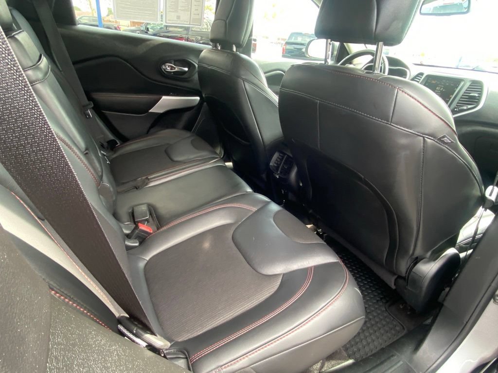 Used 2018 Jeep Cherokee Trailhawk AWD/4WD image 44