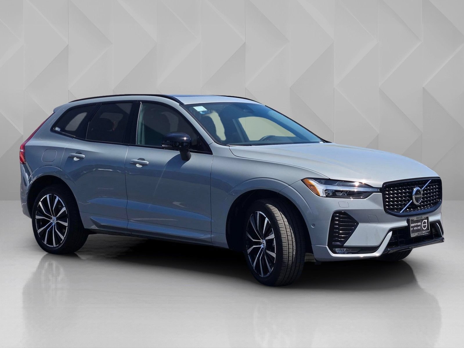 Certified 2025 Volvo XC60 B5 Plus AWD/4WD image 12