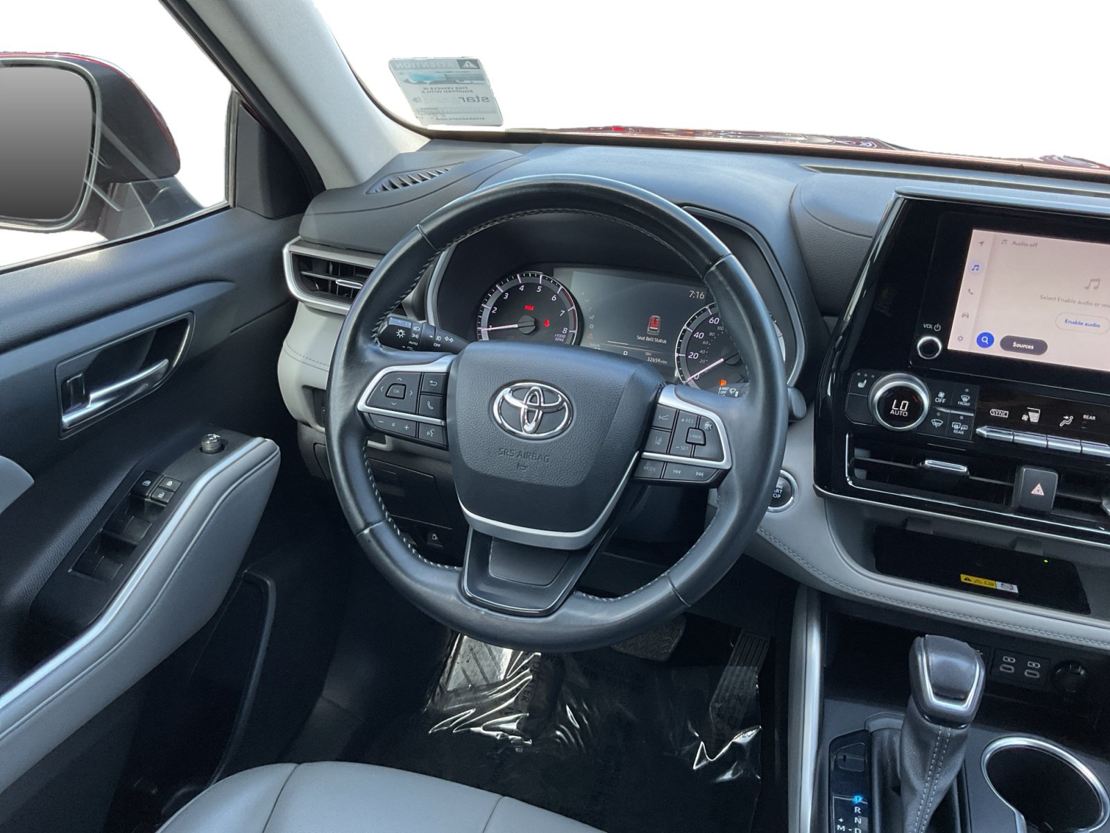 Used 2023 Toyota Highlander XLE FWD image 11
