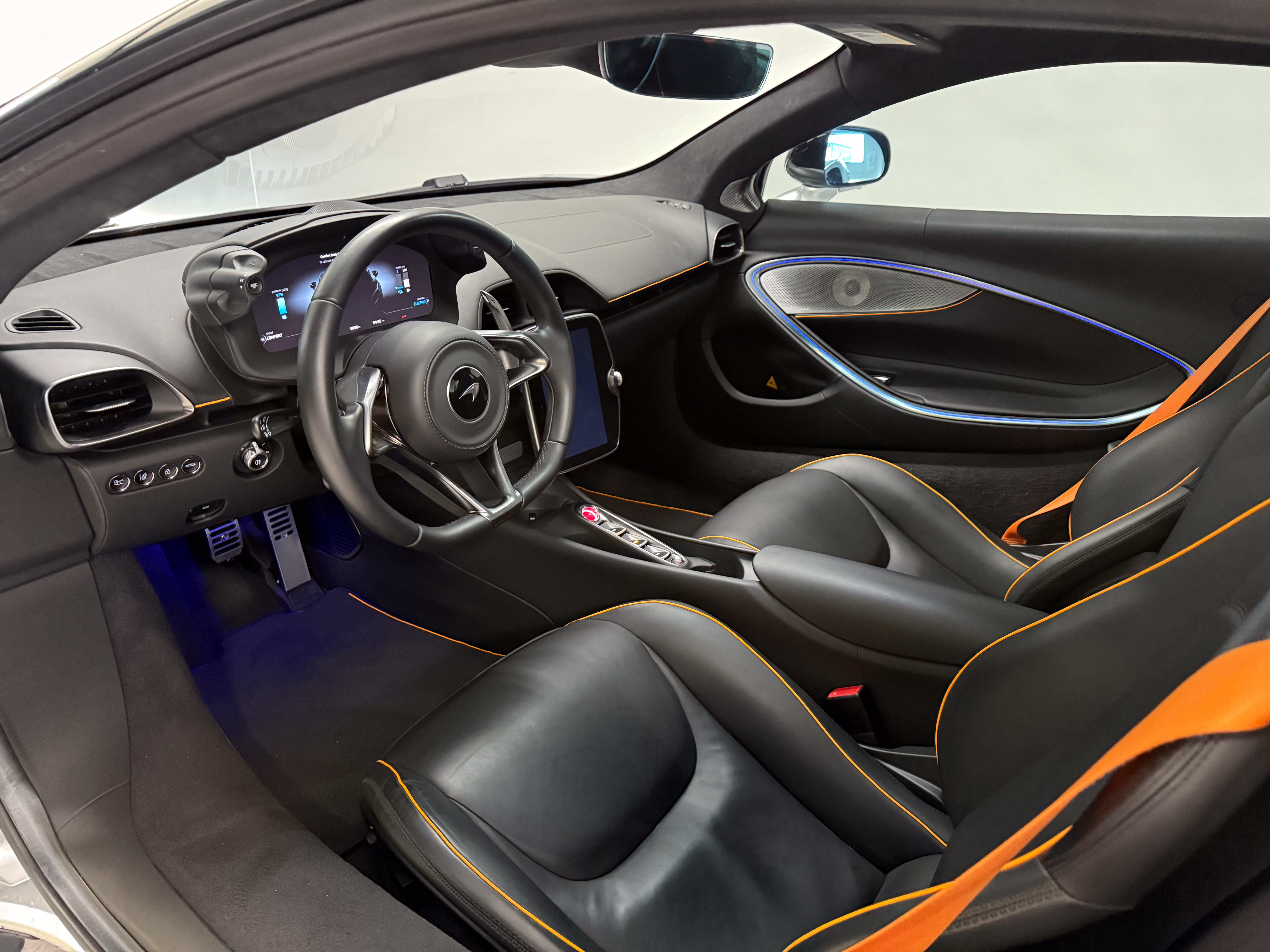 Used 2023 McLaren Artura RWD image 11