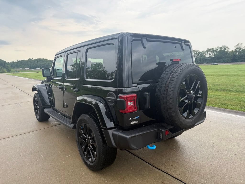 Used 2023 Jeep Wrangler Unlimited Sahara w/ Cold Weather Group AWD/4WD image 8