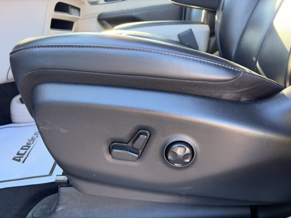 Used 2023 Chrysler Pacifica Touring-L image 13