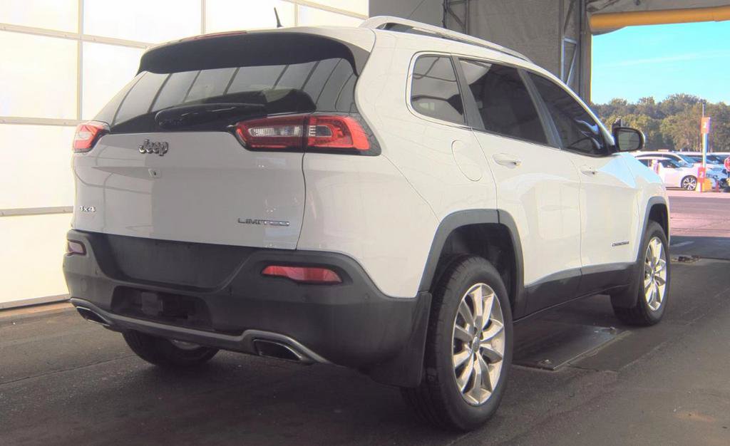 Used 2017 Jeep Cherokee Limited w/ Luxury Group AWD/4WD image 4