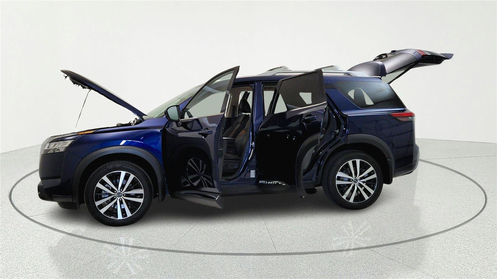 Used 2024 Nissan Pathfinder Platinum w/ Cargo Package FWD image 6